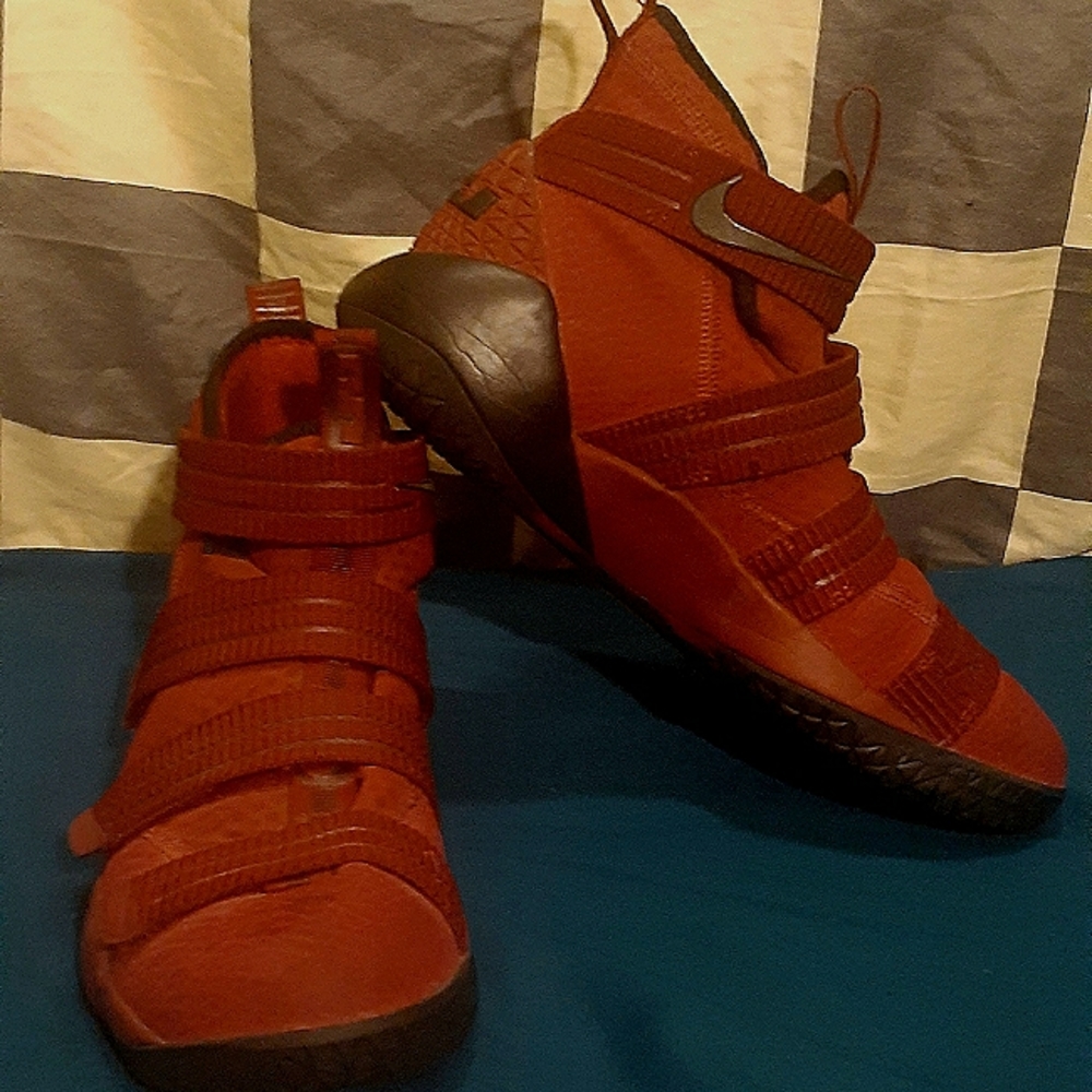 Nike zoom, red and black, 7.5m